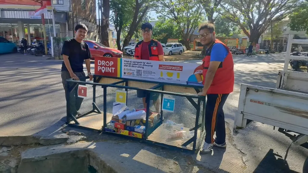 Mahasiswa KKN Tematik Zero Waste Unhas menyiapkan titik pemilahan sampah anorganik bagi warga Laikang. (Foto: Dok. Pribadi)